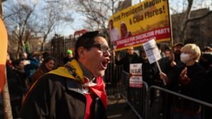 Juiz dos EUA avalia decisão de Trump de barrar fundos venezuelanos para defesa de Maduro