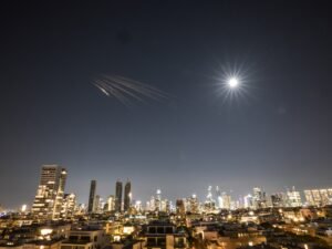 Quais são as munições cluster do Irão que estão a penetrar nas defesas israelitas?