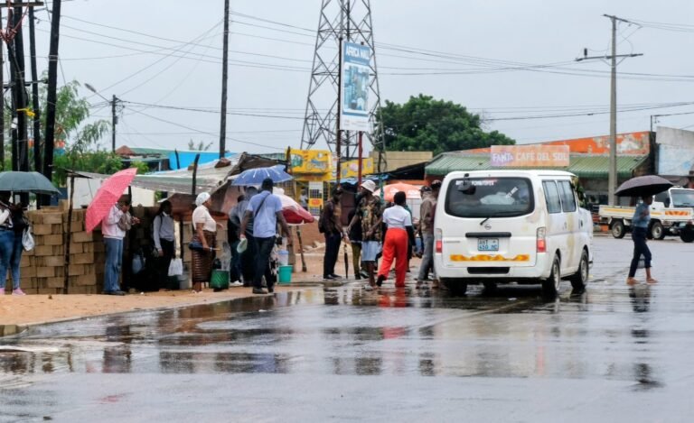 Chuva provoca escassez de transporte em Maputo...