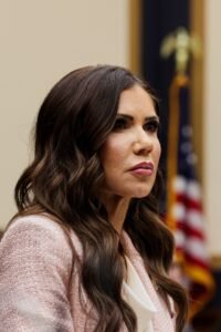 Por que Trump removeu Kristi Noem do cargo de secretária do DHS; quem é Markwayne Mullin?