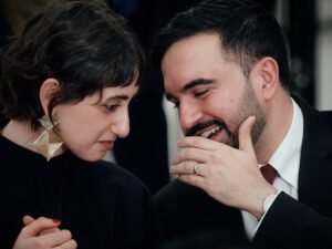 Por que Mamdani, de Nova York, está enfrentando críticas pela resposta aos ataques à esposa?