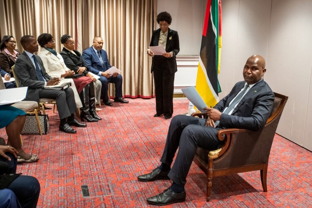 Chefe do Estado ausculta preocupações da...