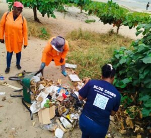 Proliferação de lixo preocupa na praia da…