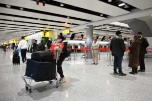 Companhia aérea estatal dos Emirados Árabes Unidos cancela voos para Irã e Israel em meio a fechamentos do espaço aéreo regional