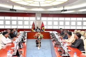 Presidente Daniel Chapo avalia situação dos direitos humanos com a CNDH em Maputo