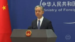 Ministro das Relações Exteriores da China afirma apoiar o Irã na salvaguarda da soberania e da integridade territorial