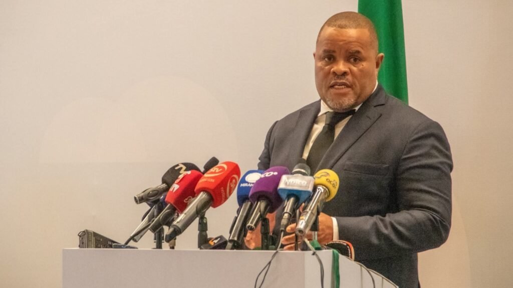 Comissão parlamentar ausculta ministro de...