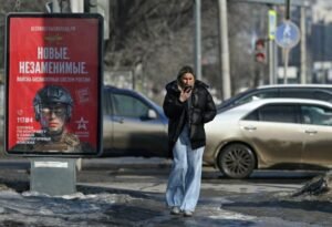 ‘Meu telefone é um tijolo’: russos lutam por informações enquanto dados são bloqueados