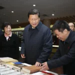 O presidente chinês Xi Jinping (C) visita o Instituto de Estudos Confúcio em Qufu, província de Shandong, leste da China, em 26 de novembro de 2013. (Xinhua/Ju Peng)