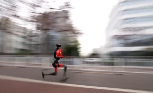 Carta da China: Robôs humanóides quebram recorde humano e demonstram autonomia na meia maratona de Pequim