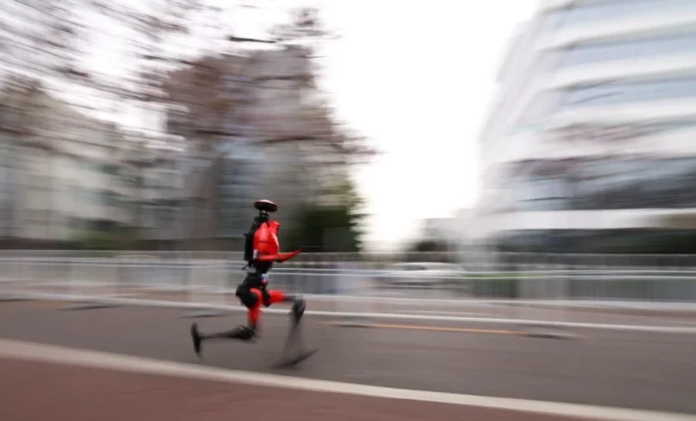 Carta da China: Robôs humanóides quebram recorde humano e demonstram autonomia na meia maratona de Pequim