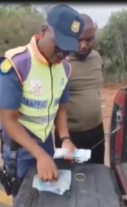 AGENTE DA POLÍCIA RECUSA SUBORNO E DESMANTELA CASO DE CRIME NA ÁFRICA DO SUL