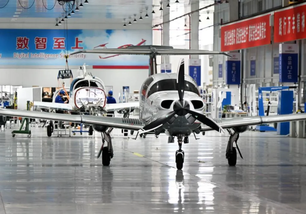 Esta foto tirada em 2 de abril de 2026 mostra uma vista dentro de uma oficina de fabricação de aeronaves do Grupo Wanfeng Auto Holding na cidade de Laixi, província de Shandong, no leste da China. (Xinhua/Li Ziheng)