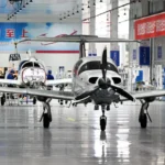 Esta foto tirada em 2 de abril de 2026 mostra uma vista dentro de uma oficina de fabricação de aeronaves do Grupo Wanfeng Auto Holding na cidade de Laixi, província de Shandong, no leste da China. (Xinhua/Li Ziheng)