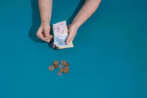 Governo repassa R$ 5,7 bilhões de dinheiro esquecido para o Desenrola; veja como resgatar