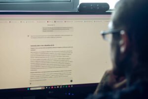 Folha e UOL assinam acordo inédito no Brasil com OpenAI para alimentar o ChatGPT