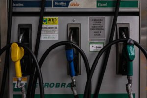 Governo publica decreto com subvenção de R$ 0,44 por litro na gasolina
