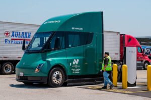 Novo caminhão elétrico da Tesla pode revolucionar a indústria; veja fotos