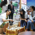 Visitantes experimentam café no pavilhão da Etiópia durante a oitava Expo Internacional de Importação da China (CIIE) em Xangai, no leste da China, em 7 de novembro de 2025. (Xinhua/Meng Chenguang)