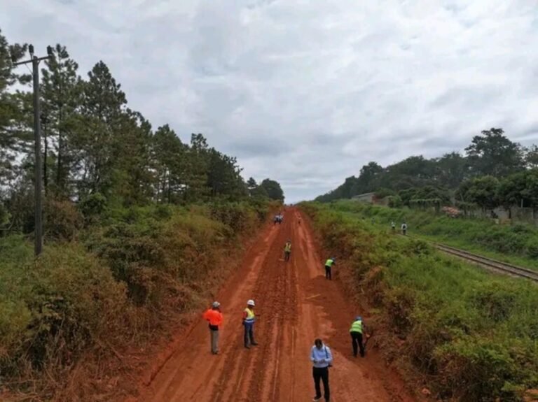 Moçambique testa tecnologia inovadora para eliminar buracos nas estradas de terra batida