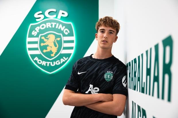 Mercado Sporting: leão segura guarda-redes de 14 anos