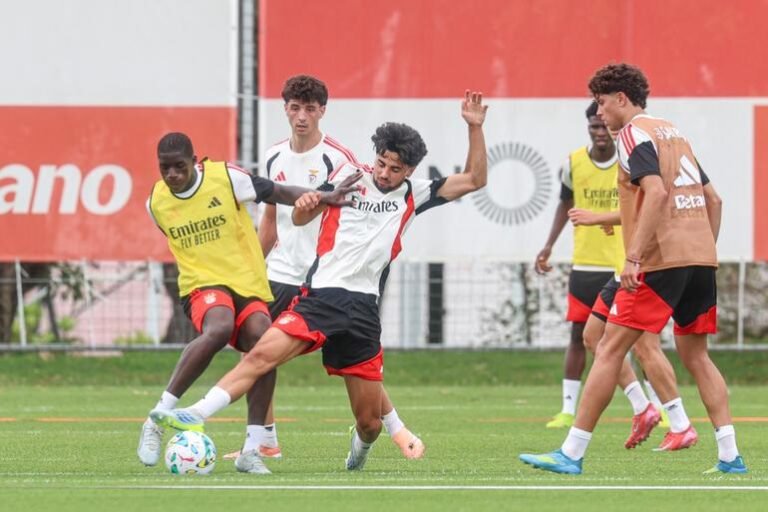 Marco Silva finalmente equipado à Benfica: as imagens do primeiro treino