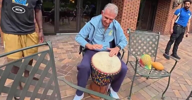 Gana em festa, Queiroz até dá música