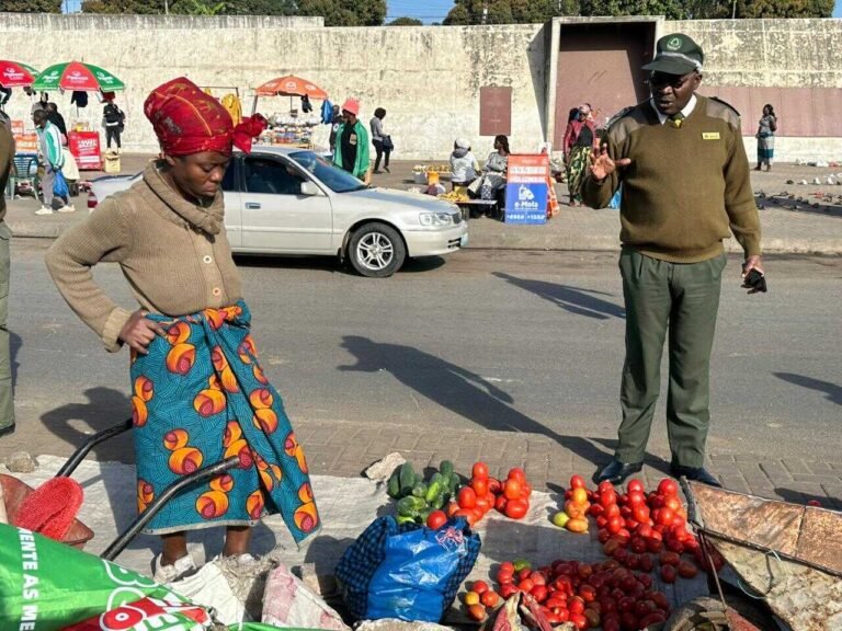 Retirada de vendedores informais na zona do porto de Maputo é desafiante e intrinsecamente conflituosa