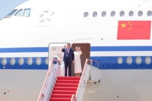 Xi Jinping chega a Pyongyang para visita de Estado à Coreia do Norte.