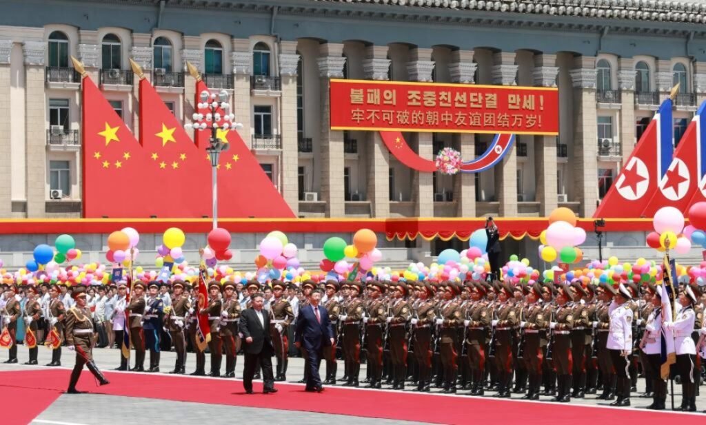 Xi Jinping, secretário-geral do Comitê Central do Partido Comunista da China e presidente chinês, acompanhado por Kim Jong Un, secretário-geral do Partido dos Trabalhadores da Coreia e presidente de Assuntos de Estado da República Popular Democrática da Coreia (RPDC), inspeciona a guarda de honra das três forças armadas do Exército Popular da Coreia em Pyongyang, RPDC, em 8 de junho de 2026. Kim realizou uma grande cerimônia de boas-vindas para Xi na Praça Kim Il Sung em Pyongyang. (Xinhua/Ding Lin)