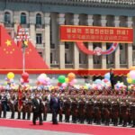 Xi Jinping, secretário-geral do Comitê Central do Partido Comunista da China e presidente chinês, acompanhado por Kim Jong Un, secretário-geral do Partido dos Trabalhadores da Coreia e presidente de Assuntos de Estado da República Popular Democrática da Coreia (RPDC), inspeciona a guarda de honra das três forças armadas do Exército Popular da Coreia em Pyongyang, RPDC, em 8 de junho de 2026. Kim realizou uma grande cerimônia de boas-vindas para Xi na Praça Kim Il Sung em Pyongyang. (Xinhua/Ding Lin)