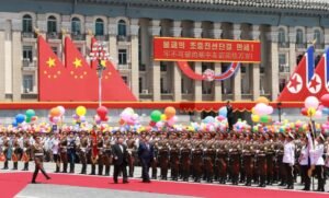 Xi Jinping, secretário-geral do Comitê Central do Partido Comunista da China e presidente chinês, acompanhado por Kim Jong Un, secretário-geral do Partido dos Trabalhadores da Coreia e presidente de Assuntos de Estado da República Popular Democrática da Coreia (RPDC), inspeciona a guarda de honra das três forças armadas do Exército Popular da Coreia em Pyongyang, RPDC, em 8 de junho de 2026. Kim realizou uma grande cerimônia de boas-vindas para Xi na Praça Kim Il Sung em Pyongyang. (Xinhua/Ding Lin)