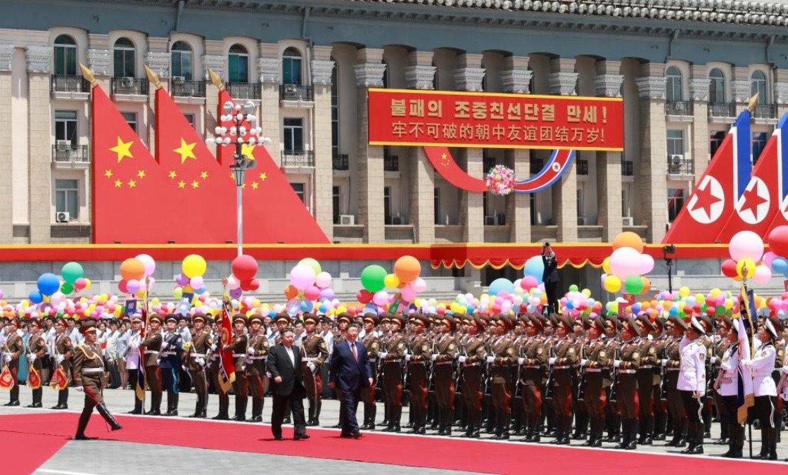 Xi Jinping, secretário-geral do Comitê Central do Partido Comunista da China e presidente chinês, acompanhado por Kim Jong Un, secretário-geral do Partido dos Trabalhadores da Coreia e presidente de Assuntos de Estado da República Popular Democrática da Coreia (RPDC), inspeciona a guarda de honra das três forças armadas do Exército Popular da Coreia em Pyongyang, RPDC, em 8 de junho de 2026. Kim realizou uma grande cerimônia de boas-vindas para Xi na Praça Kim Il Sung em Pyongyang. (Xinhua/Ding Lin)