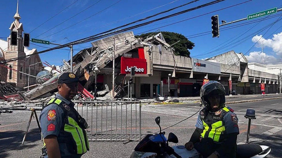 Um restaurante Jollibee desabou durante o forte terremoto.