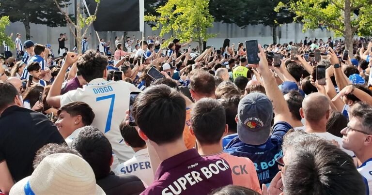 Jogadores e Farioli levam multidão à loucura: a chegada do FC Porto ao Dragão