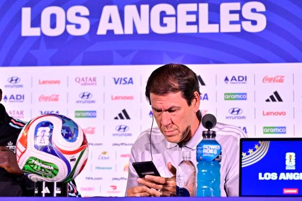 Sporting: Debast não joga no Mundial e selecionador belga irrita-se