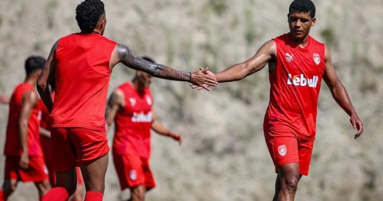 Dupla de brasileiros sela triunfo do Santa Clara diante do Paredes