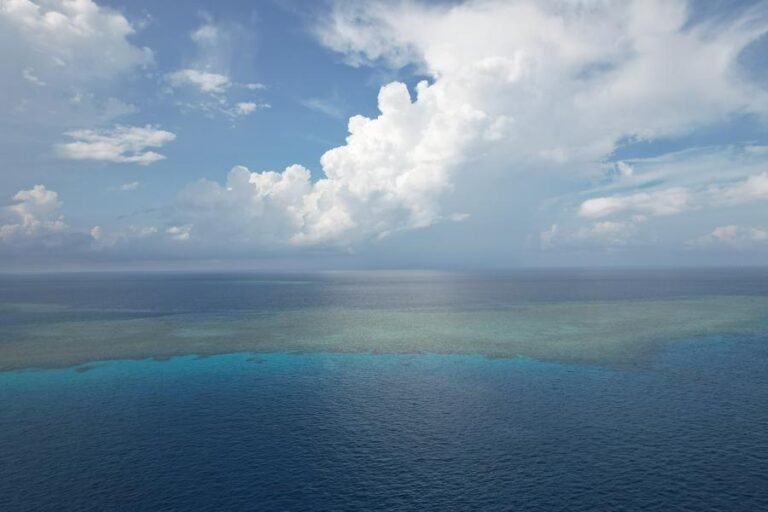 Uma foto aérea de drone tirada em 23 de maio de 2026 mostra uma vista de Xianbin Jiao no Mar do Sul da China. Xianbin Jiao, na região nordeste do Nansha Qundao, na China, é uma área tradicional e importante de operações para pescadores chineses. (Xinhua/Zhang Rui)
