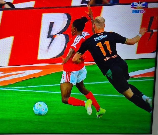 Penálti a favor das águias por assinalar no Benfica-St. Gallen