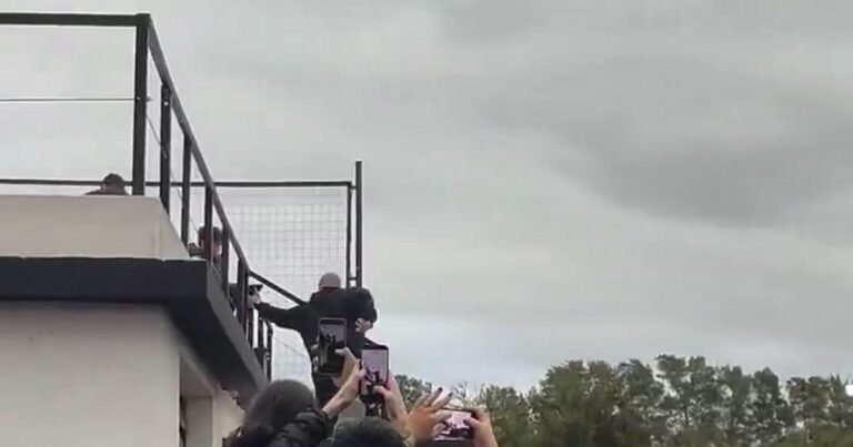 Messi tentou não dar nas vistas num jogo da 4.ª Divisão, mas foi 'engolido'