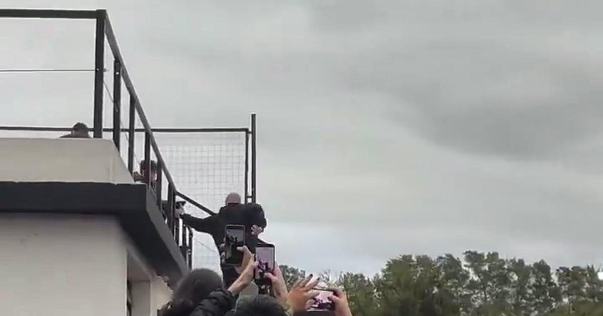 Messi tentou não dar nas vistas num jogo da 4.ª Divisão, mas foi 'engolido'