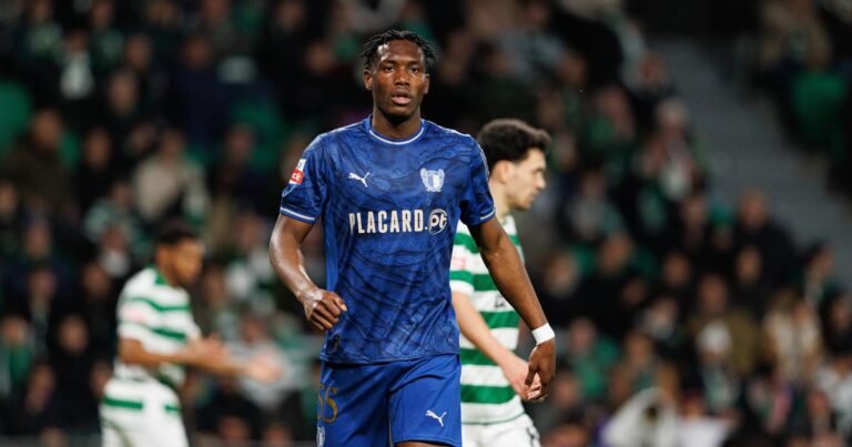 Ibrahima Ba fora da órbita do Benfica e em trânsito para o Estrasburgo
