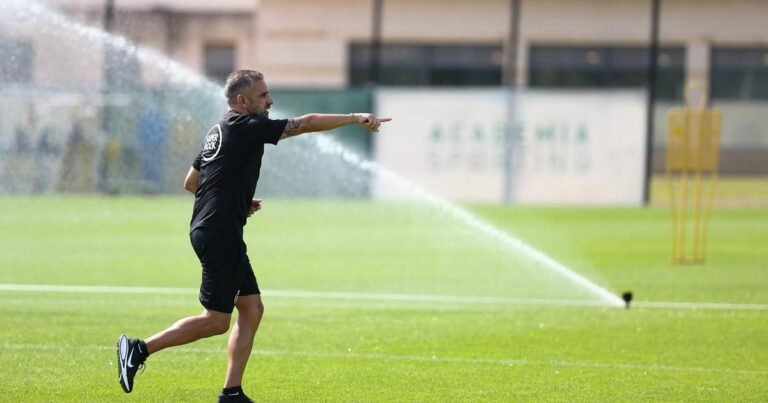 Plantel do Sporting de partida para o Algarve