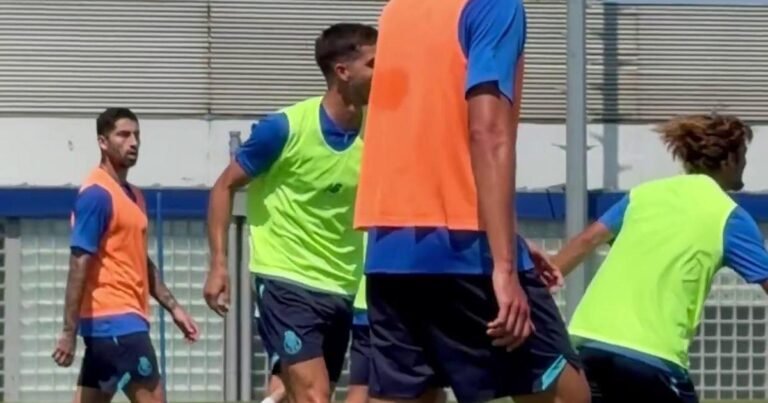 Cruzamento, bicicleta e golo: Mora e André Silva em sintonia perfeita