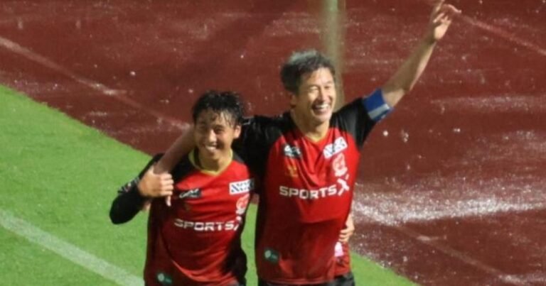 VÍDEO: Não só continua a jogar, como ainda marca (eis a saga Miura)