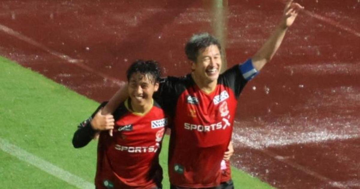 VÍDEO: Não só continua a jogar, como ainda marca (eis a saga Miura)