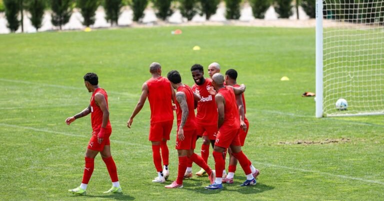Santa Clara e Arouca foram a teste num particular com três golos