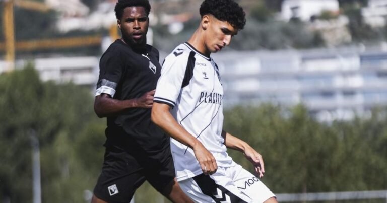 Vitória de Guimarães vence Académica à boleia de dois 'meninos'