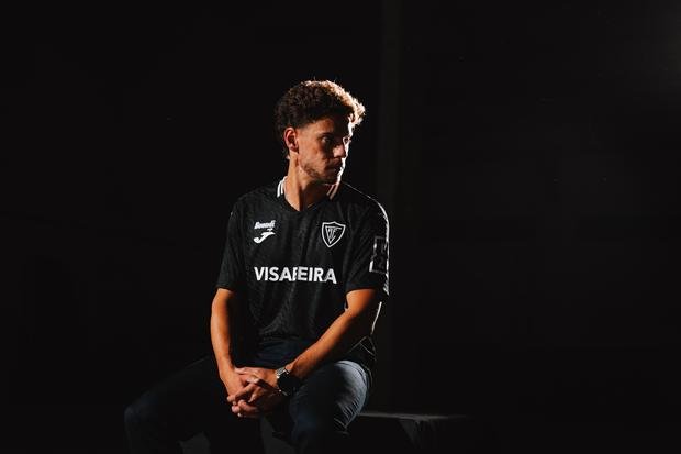 Académico de Viseu apresenta equipamento principal para 2026/27 (sem reforço)