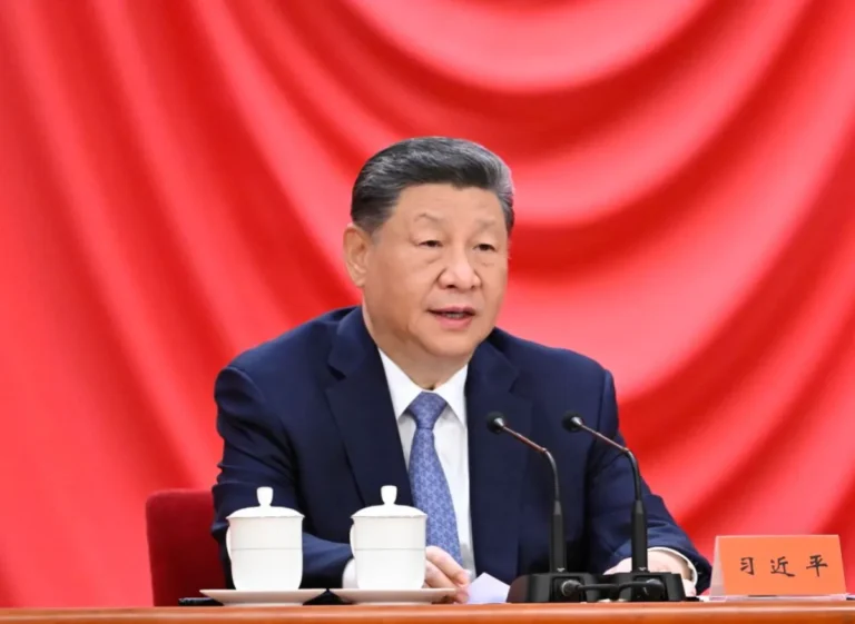 O presidente chinês Xi Jinping, também secretário-geral do Comitê Central do Partido Comunista da China e presidente da Comissão Militar Central, participa de uma reunião que reúne a conferência nacional de prêmios de ciência e tecnologia, as assembleias gerais dos membros da Academia Chinesa de Ciências (CAS) e da Academia Chinesa de Engenharia (CAE), e o 11º congresso nacional da Associação Chinesa de Ciência e Tecnologia no Grande Salão do Povo em Pequim, capital da China, 8 de julho de 2026. Xi fez um discurso importante na reunião aqui na quarta-feira. (Xinhua/Shen Hong)